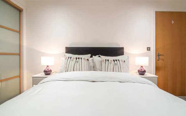 Stylish + Modern 2BR Riverside Apt, Free Parking