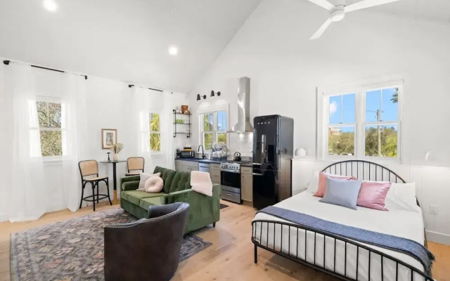 Casa Julieta Luxury Ybor-themed Studio
