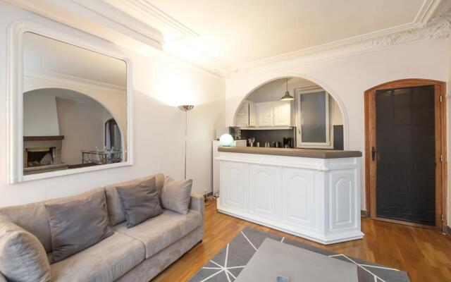 Pick a Flat - Canal Saint Martin / Yves Toudic apartment