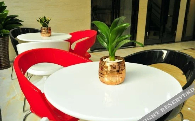 Yunhong Hotel (Guangzhou Railway Station Xicun Subway Station)