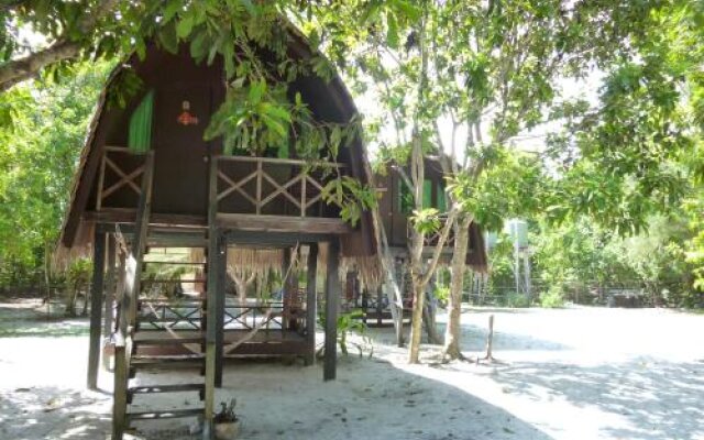 Mari Mari Backpackers Lodge, Mantanani Island
