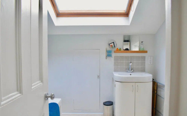 Homely 1 Bedroom Flat in Battersea With Garden