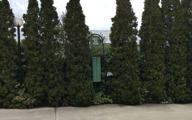 Crest Motor Inn