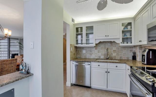 Beachfront Condo With Panoramic Ocean Views and Pool