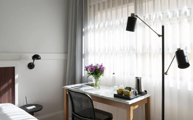 Lily & Bloom Hotel