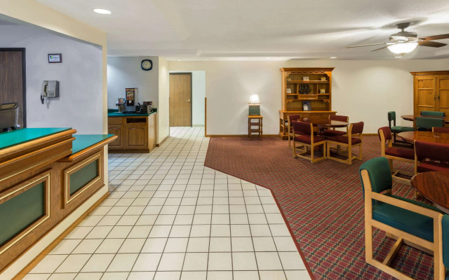 Super 8 by Wyndham Reedsburg