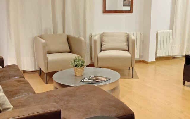 Smart 3BR balconies in historical Gothic - MACCA