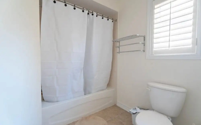 Stylish 4BR Oasis Peaceful Mississauga Location