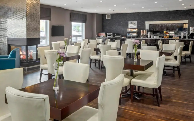 Home Inn and Suites Regina Airport