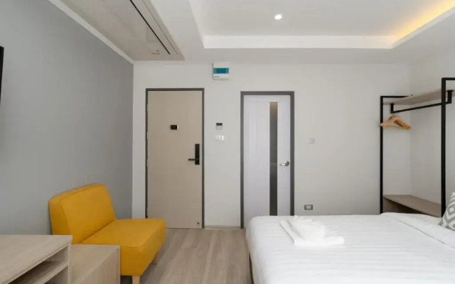 The Riski Hotel at Bangphlat Station