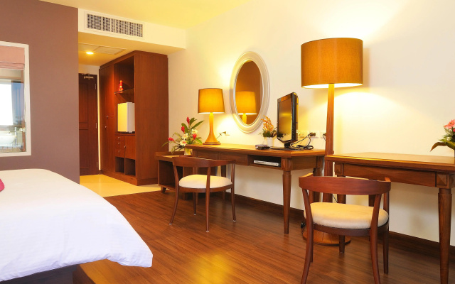 The StandardX Bangkok Phra Arthit
