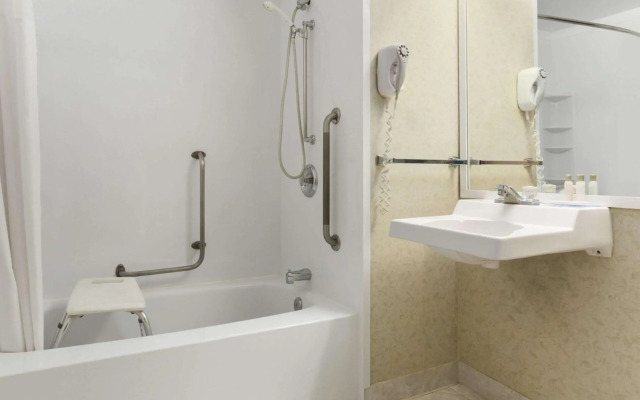Travelodge by Wyndham Winnipeg East