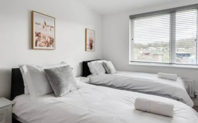 Stylish 4-br House With 3 Ensuite Free Parking