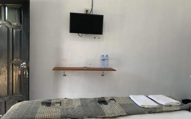 Recharge Cafe & Garasi Homestay