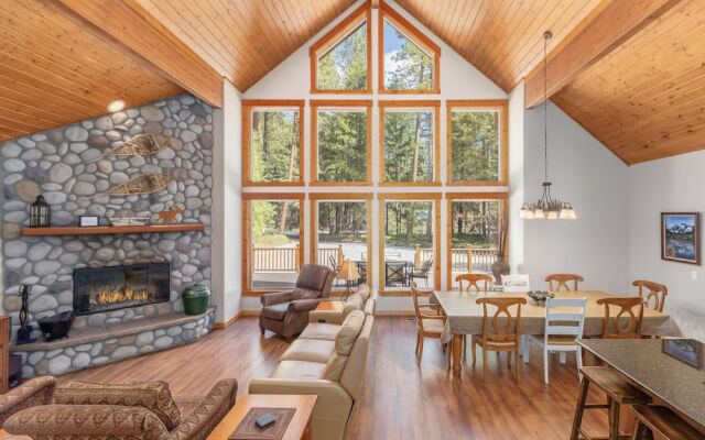 Getaway Moose 3 Bedroom Home by NW Comfy Cabins by RedAwning