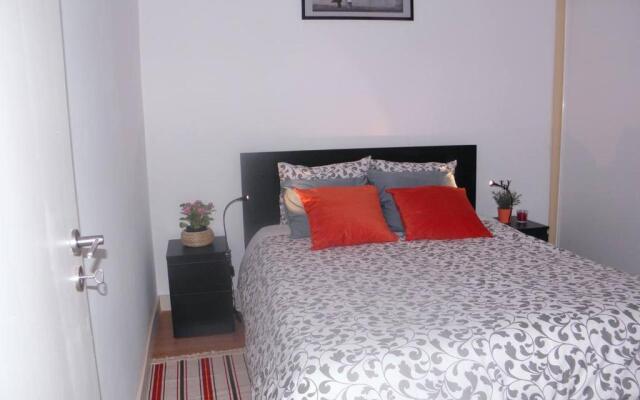 Sunny orange garden apartment in central Lisbon