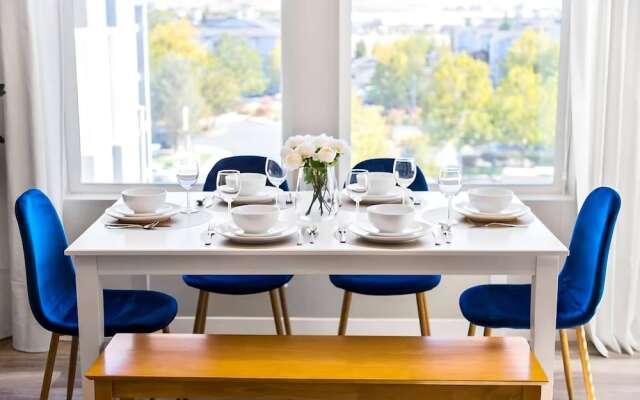 Chic Apt w Jacuzzi Pool BBQ Mountain Views