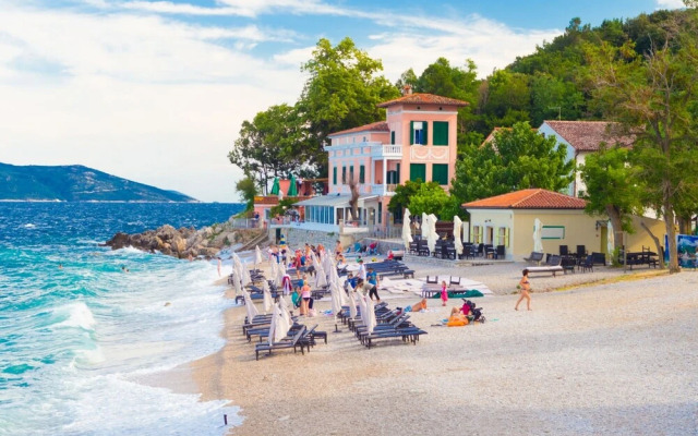 Amazing Pool & Whirlpool Villa Mirna