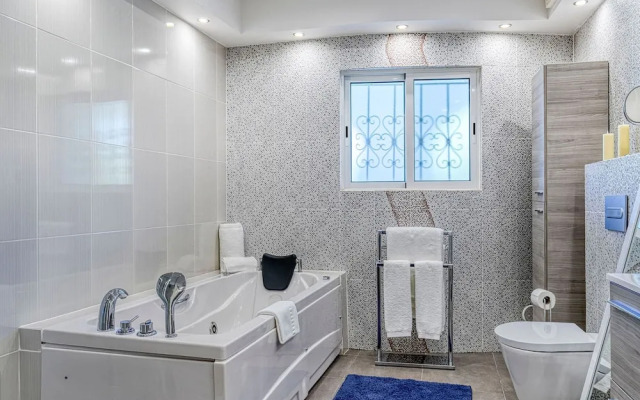 Golfinhos Magnificent Spacious 5 Bedroom Villa