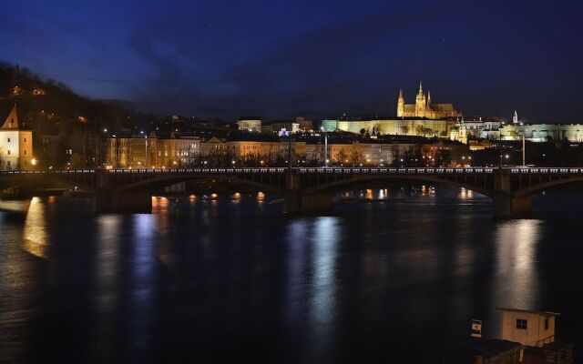 Unique Apartment in Praha Near River Vltava