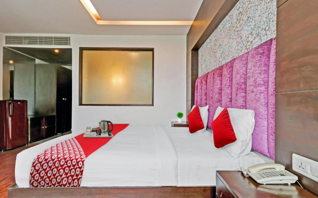 OYO 90654 Hotel Grand Luxury