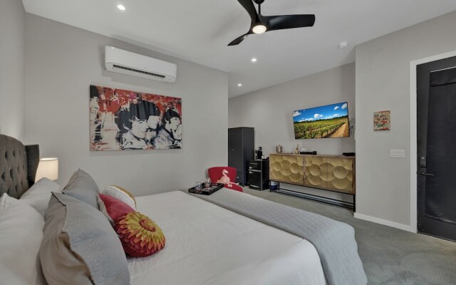 The Bentley Hotel - Beatles Room - Hill Country View