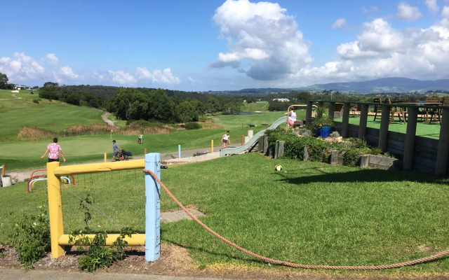 Shellharbour Beach Cottage - walk onto Patrolled beach with flags in summer