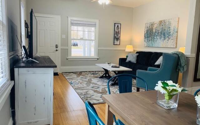 Stunning Bungalow next to UNC - Free Cruiser Bikes!