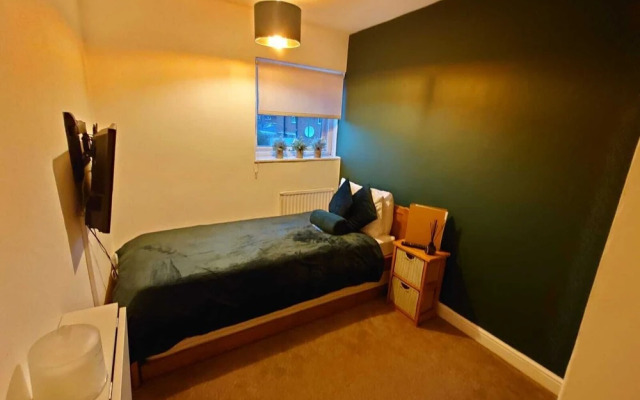 Lovely Rooms in a Quiet Place of Woking