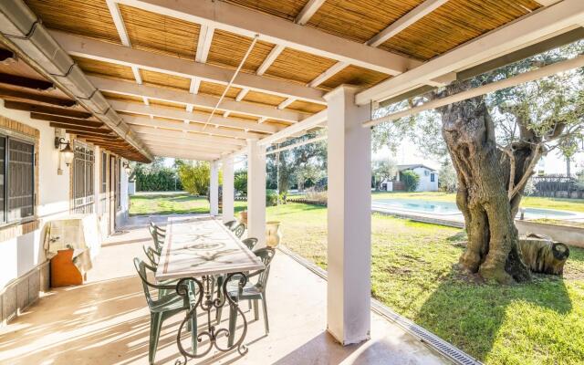 Villa near the sea with private pool