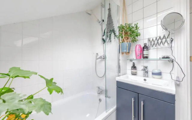Top Floor 1BD Flat With Balcony - Ladbroke Grove