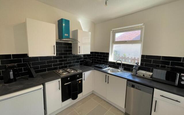 3 bedroom Garden apartment next to craig-y-don park