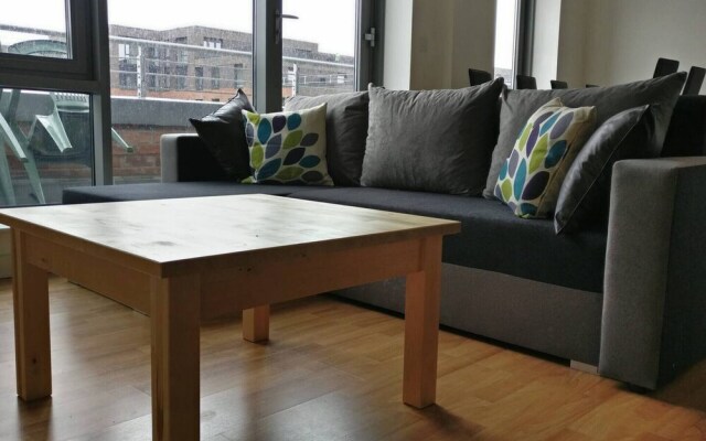 Beautiful City Centre 2-bed Apartment With Balcony