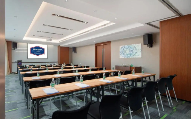 Hampton by Hilton Qionghai Railway Station