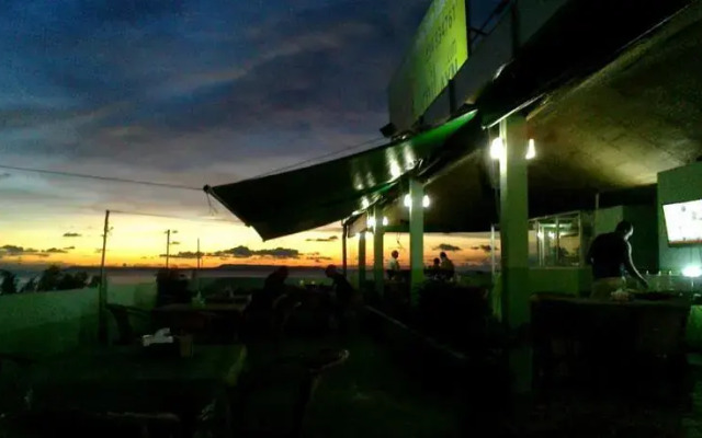 Big John's Chil-axn Hostel & BBQ