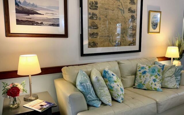 Camden Riverhouse Hotel