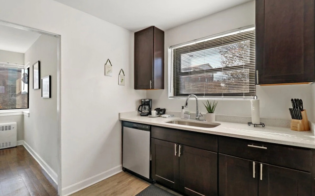 Comfy 2BR Rogers Park Apt in Sheridan