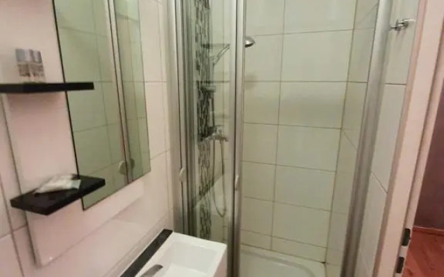 Vibrant Red Apartment I contactless Check-In