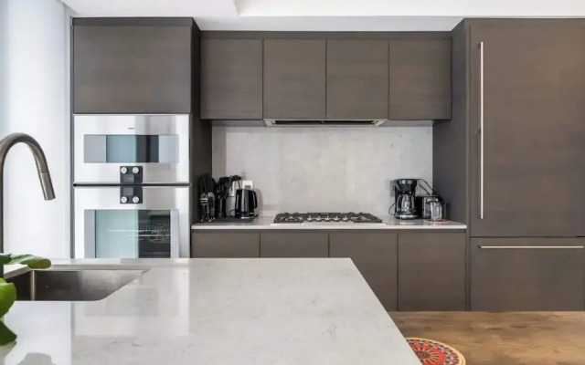 Chic Urban Stylish Condo in Downtown V