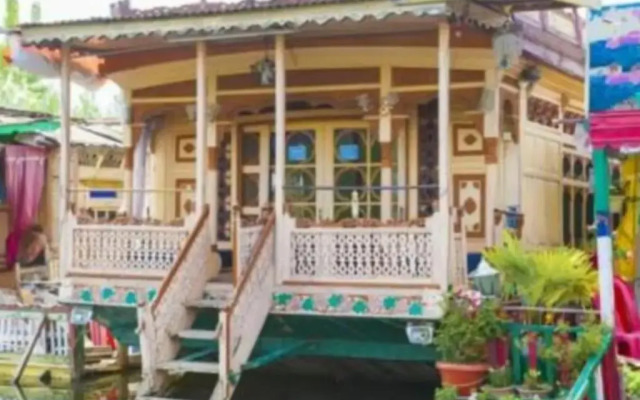 New minar group of houseboats