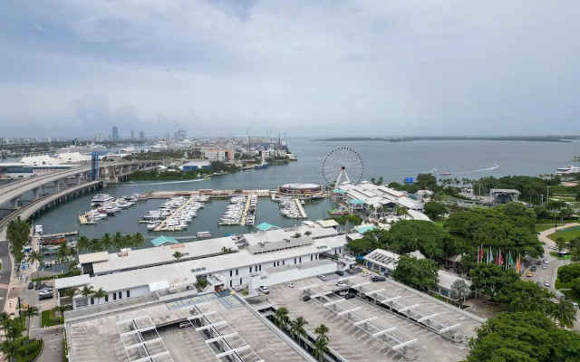 Bayside Breeze Downtown Luxury Tower Pool Gym