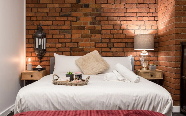 StayCentral - Heritage Warehouse Retreat – Guest Rooms – Melbourne