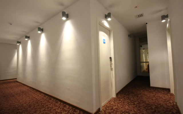 Sandy Hotel