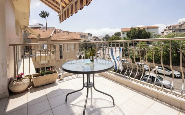 Homey Kiryat Haim Apt by Sea N Rent