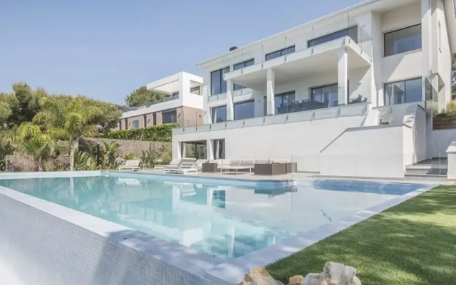 Luxurious Panoramic Spa Villa