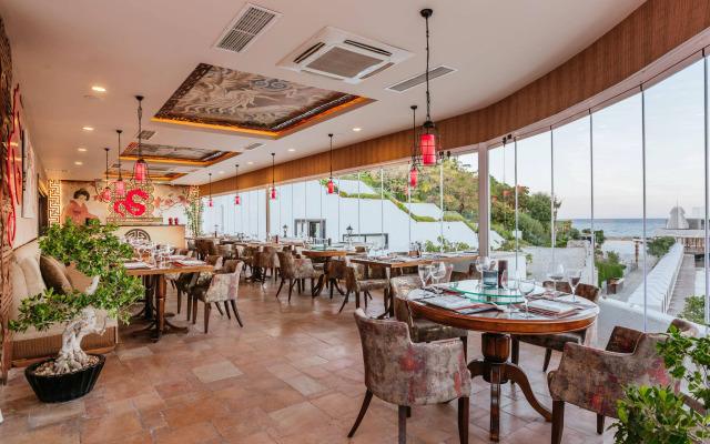 Cratos Premium Hotel & Casino