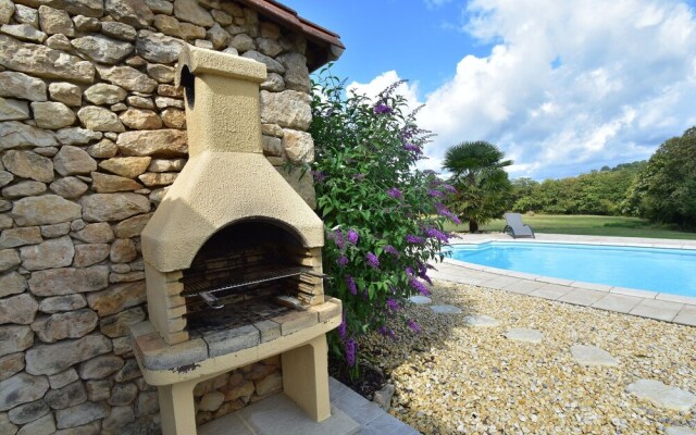 Luxurious Holiday Home with Swimming Pool in Meyrals