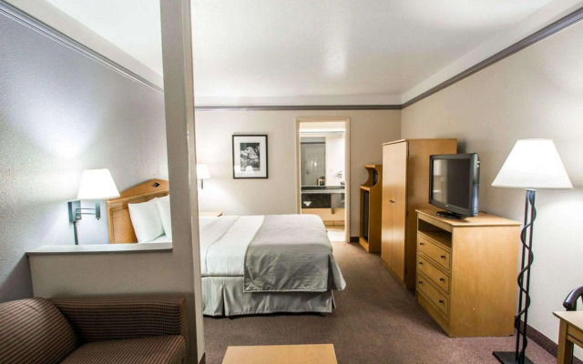 Clarion Suites Maingate