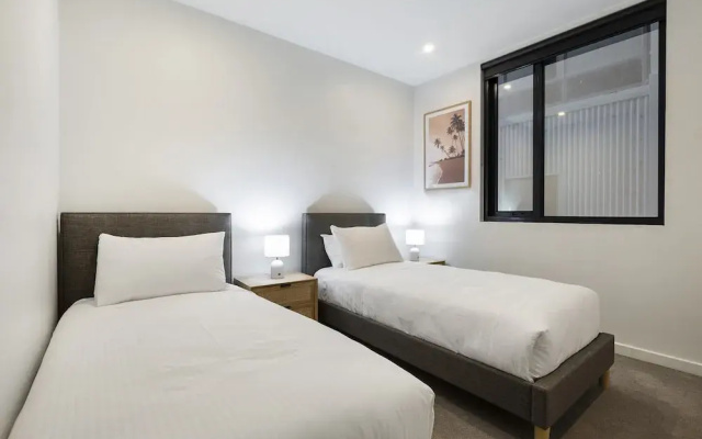 Oceanfront 2-bed With Balcony & Study Nook