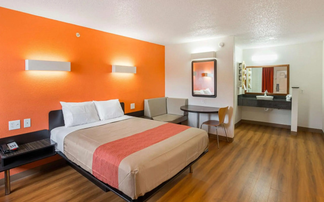 Motel 6 Grand Prairie, TX - Near Six Flags Drive